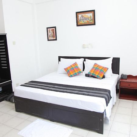 Hotel Nathaliya Katunayaka Buitenkant foto