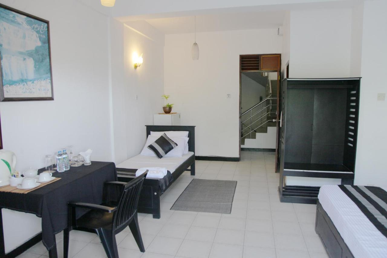 Hotel Nathaliya Katunayaka Buitenkant foto