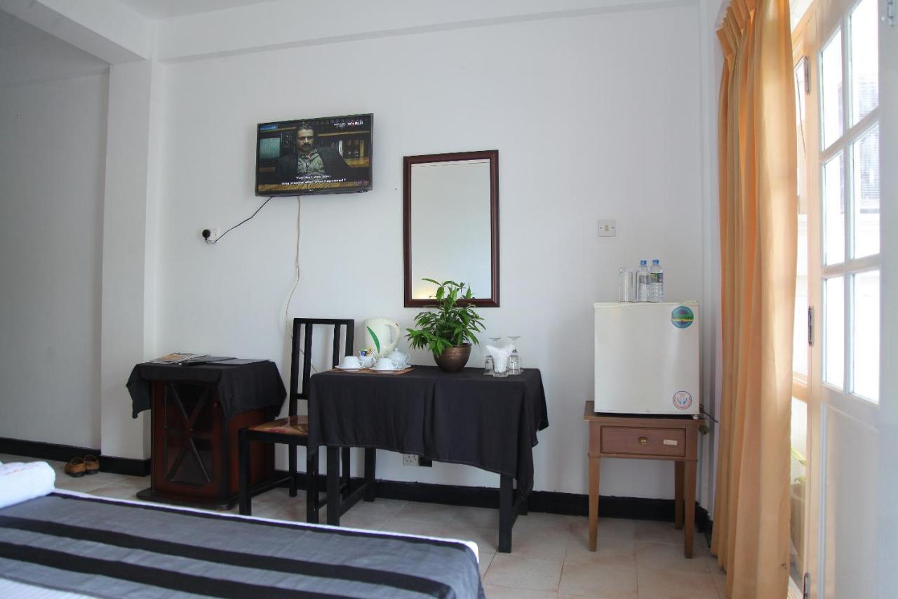 Hotel Nathaliya Katunayaka Buitenkant foto
