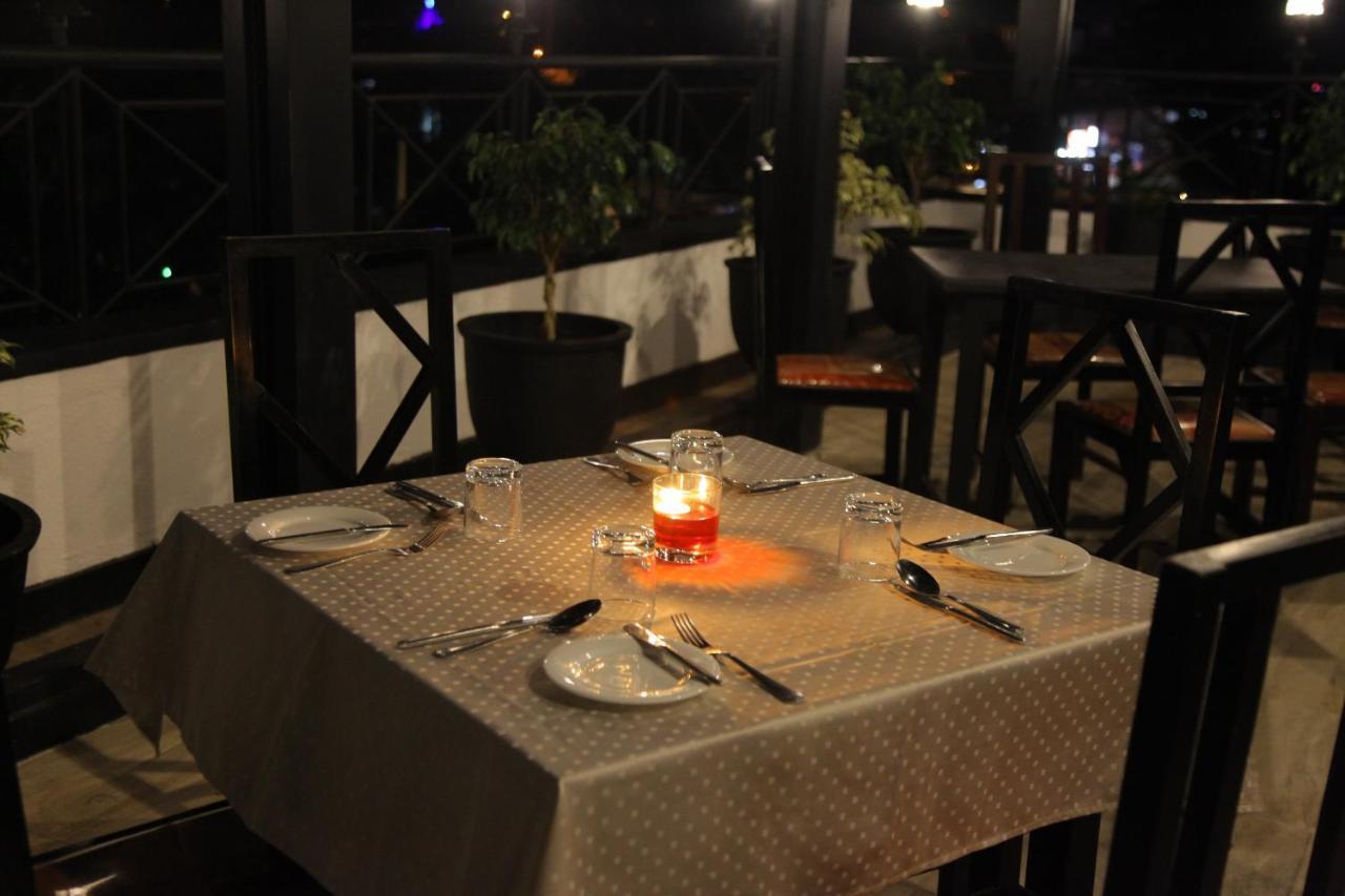 Hotel Nathaliya Katunayaka Buitenkant foto