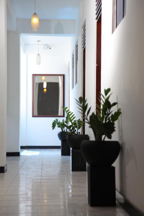 Hotel Nathaliya Katunayaka Buitenkant foto