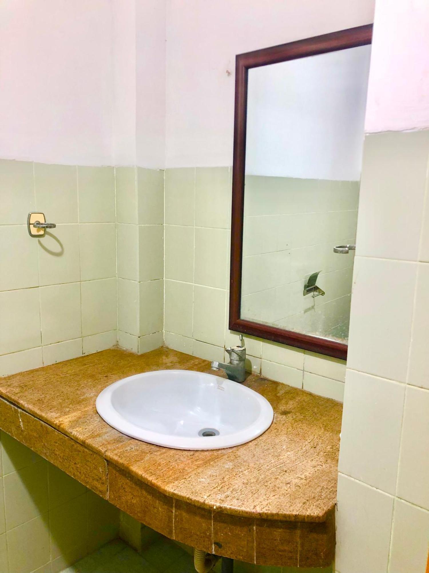 Hotel Nathaliya Katunayaka Buitenkant foto