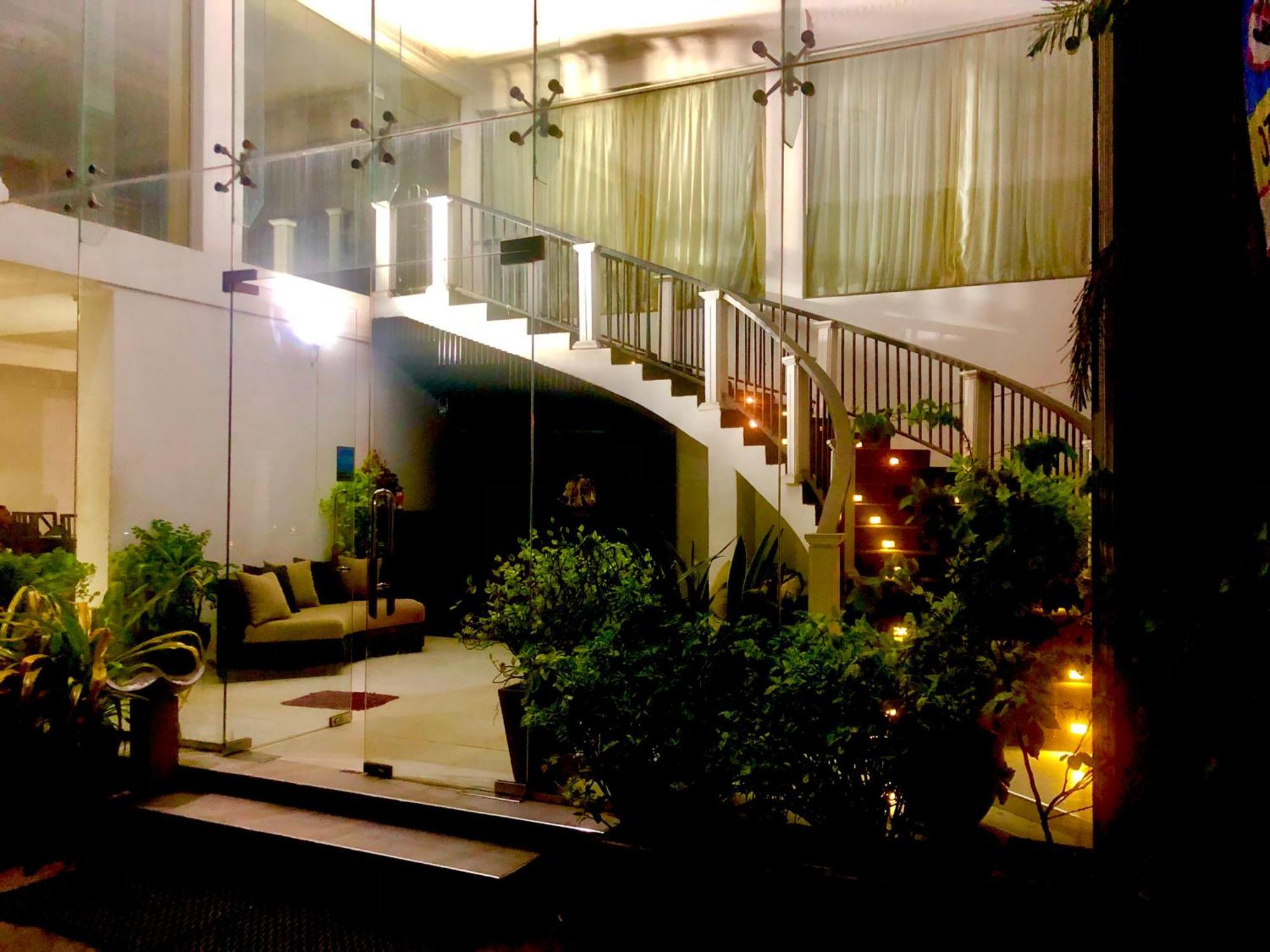 Hotel Nathaliya Katunayaka Buitenkant foto