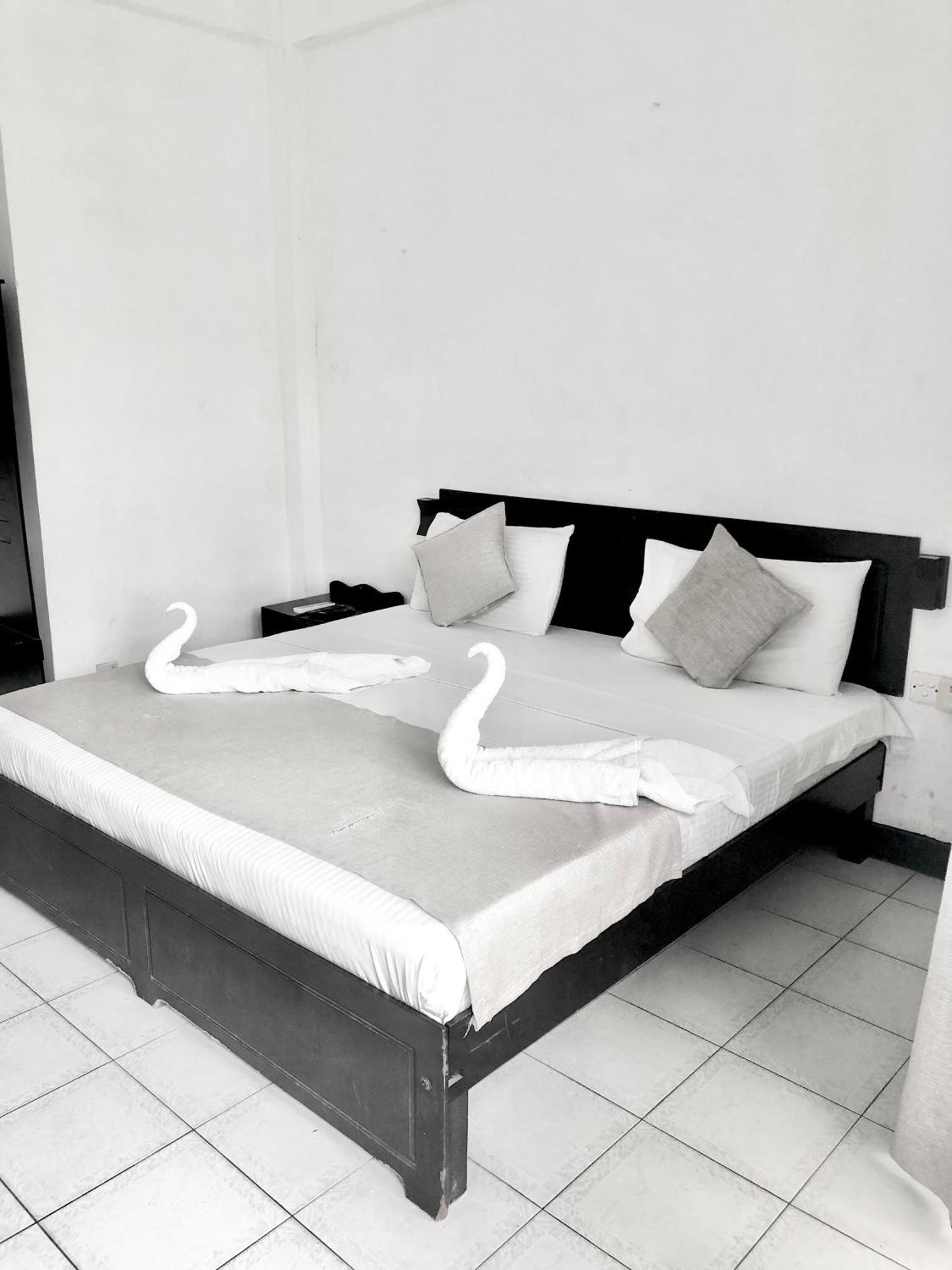 Hotel Nathaliya Katunayaka Buitenkant foto