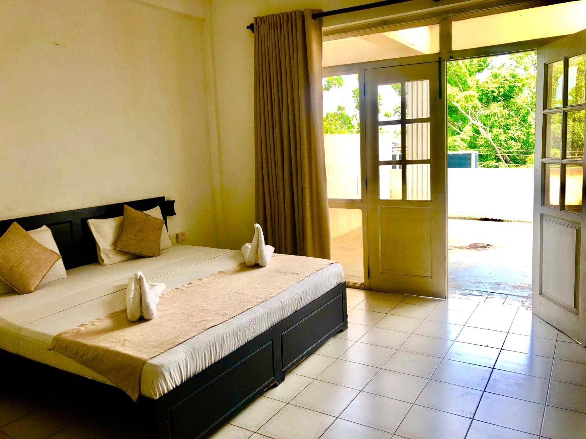 Hotel Nathaliya Katunayaka Buitenkant foto